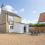 Modern 4-Bedroom Detached Home In Central Cambridge With Parking