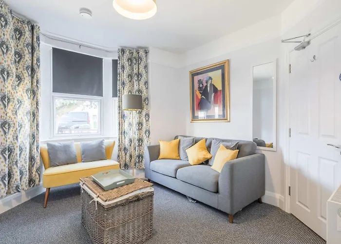Modern 4-Bedroom Detached Home In Central Cambridge With Parking