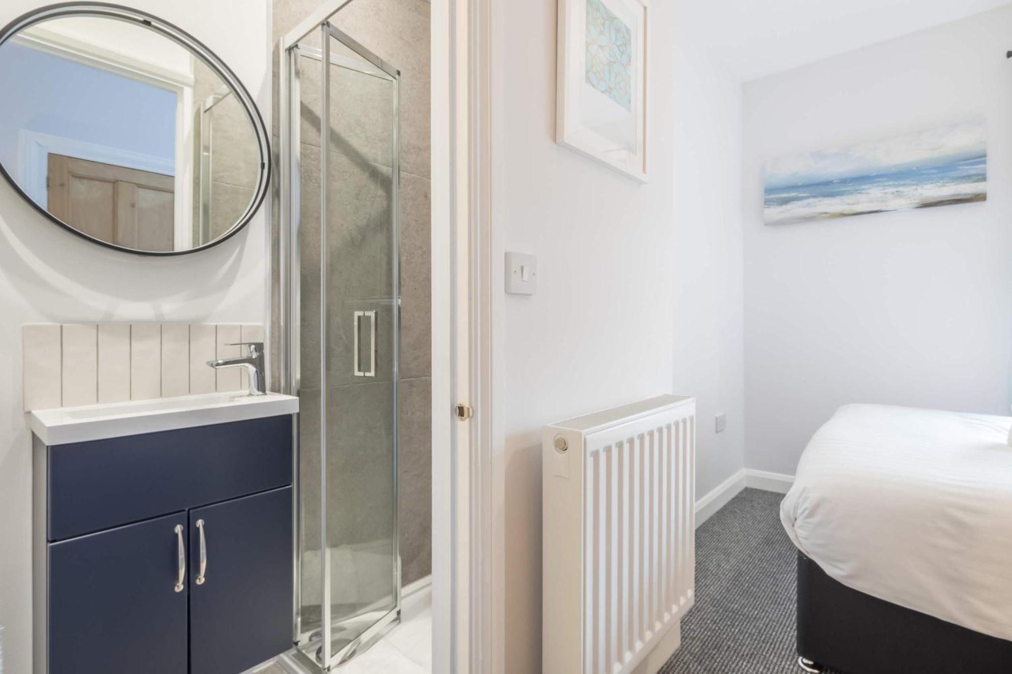 Modern 4-bedroom Detached In With Parking *