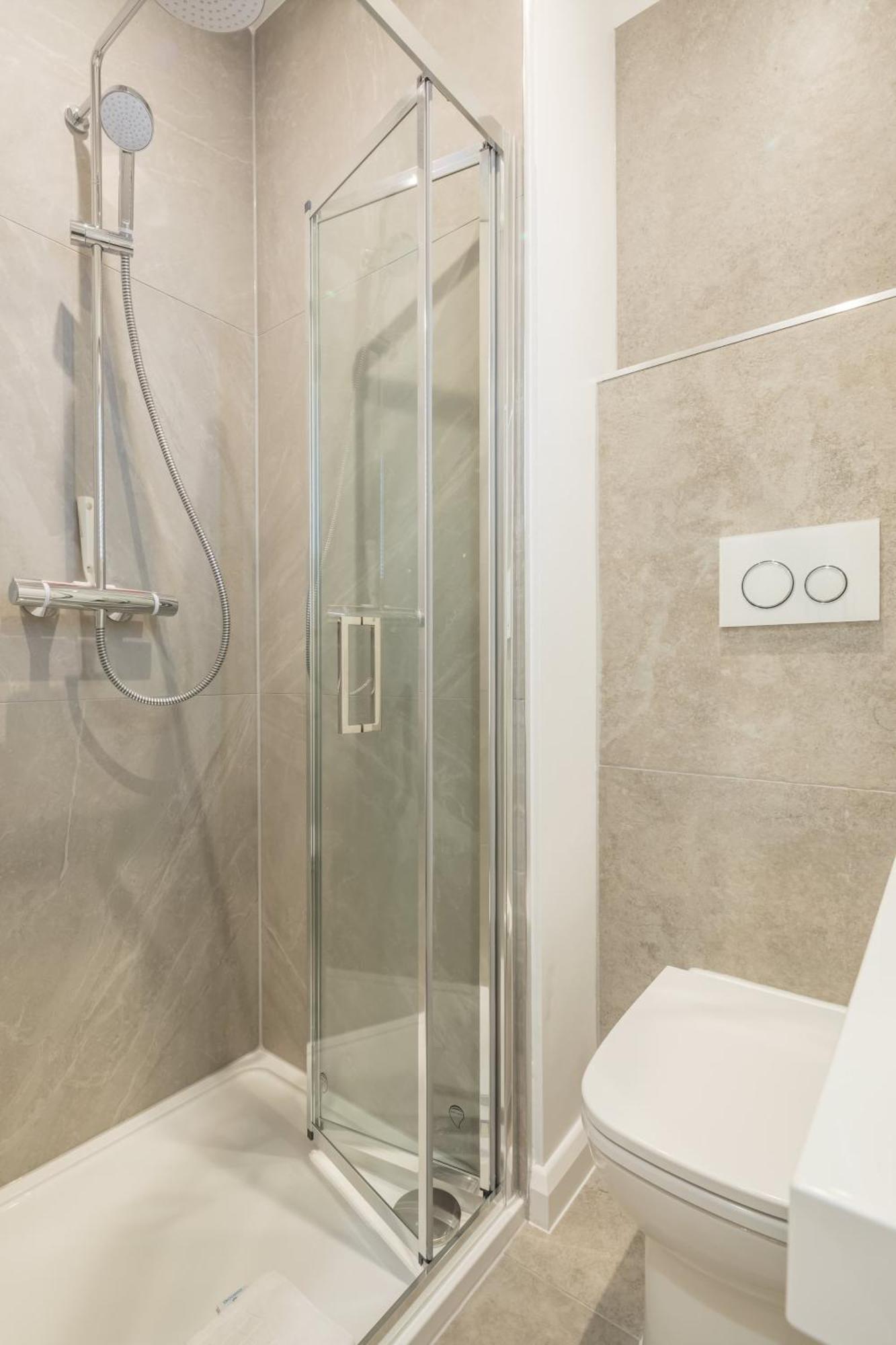 Modern 4-bedroom Detached In With Parking
