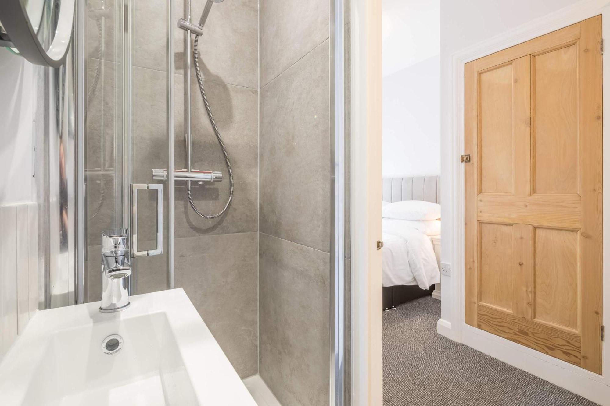 Modern 4-bedroom Detached In With Parking